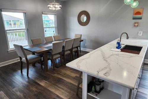 Sunset Shores Cottage in Crystal Beach, USA