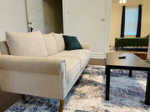 Comfortable 1BR Apartment - Laundry & Backyard in Carondelet, USA