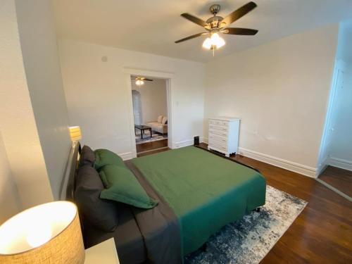 Comfortable 1BR Apartment - Laundry & Backyard in Carondelet, USA