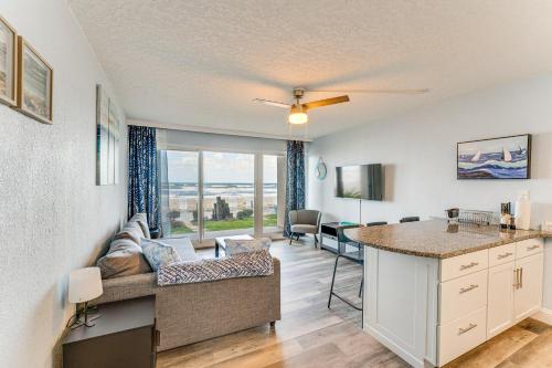 Cozy Daytona Beach Condo - Steps to Ocean! in Daytona Beach, USA