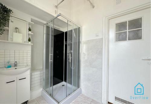 Leaf Room - 20 Minutes to Gdańsk Old Town & Seaside (Leaf Room - 20 Minutes to Gdansk Old Town & Seaside) in Oliwa