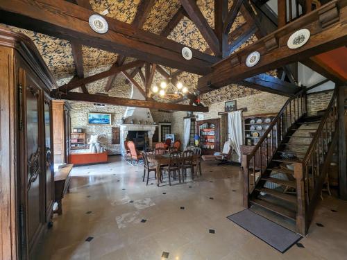 Charmante villa avec cheminée, jardin privé et à proximité des lacs de Langres. - FR-1-611-27 (Villa spacieuse avec jardin prive, proche vignobles et lacs – 4 chambres, cheminee, equipement bebe ) in Vaux Sous Aubigny