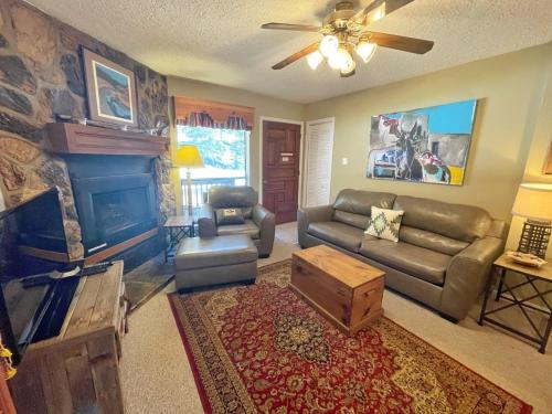 Valley Condo 103 - Creekside - Wi-Fi - Hot Tub - Fireplace - Washer - Dryer - Playground in Red River, USA