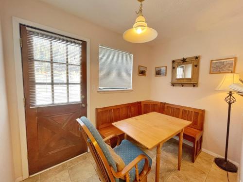 Valley Condo 103 - Creekside - Wi-Fi - Hot Tub - Fireplace - Washer - Dryer - Playground in Red River, USA