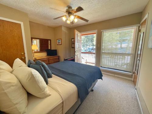 Valley Condo 103 - Creekside - Wi-Fi - Hot Tub - Fireplace - Washer - Dryer - Playground in Red River, USA