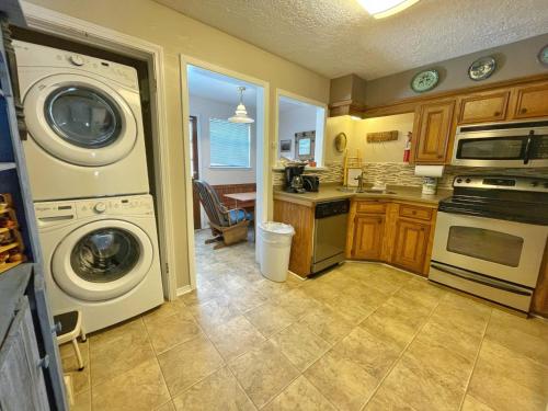 Valley Condo 103 - Creekside - Wi-Fi - Hot Tub - Fireplace - Washer - Dryer - Playground in Red River, USA