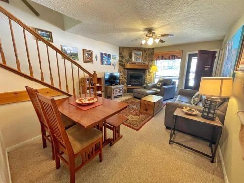 Valley Condo 103 - Creekside - Wi-Fi - Hot Tub - Fireplace - Washer - Dryer - Playground in Red River, USA