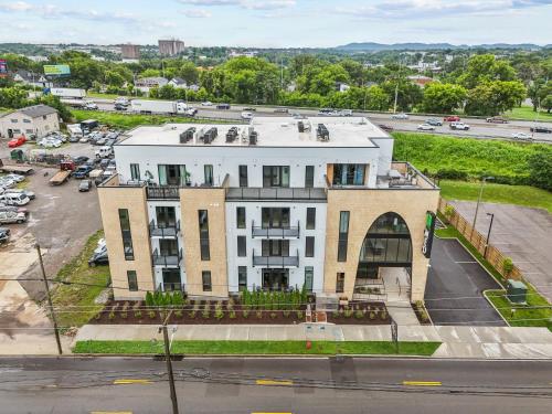 Legacy Nashville-Skyline Views-1 Mile to Broadway-Free Private Parking in Nashville, USA