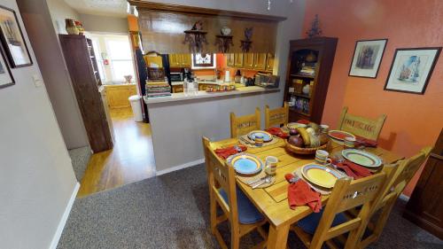 Valley Condo 118 - Creekside - WiFi - Hot Tub - Fireplace - Stair Lift Chair - Washer - Dryer - Playground in Red River, USA