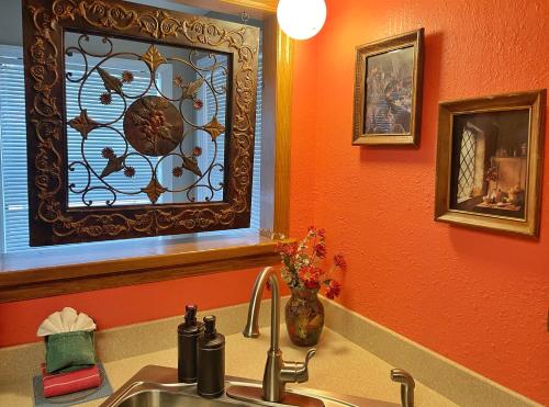 Valley Condo 118 - Creekside - WiFi - Hot Tub - Fireplace - Stair Lift Chair - Washer - Dryer - Playground in Red River, USA