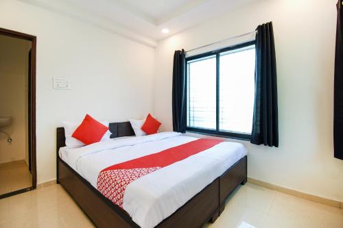 Small Double Room image 7