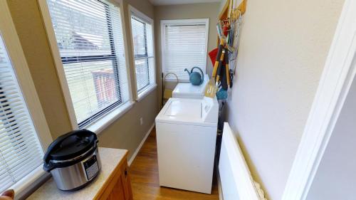Valley Condo 118 - Creekside - WiFi - Hot Tub - Fireplace - Stair Lift Chair - Washer - Dryer - Playground in Red River, USA