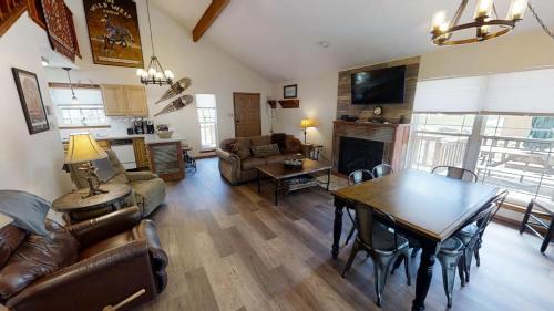 Whispering Pines - On the River - Great Views - Satellite - WiFi - Great Outdoor Deck! in Red River, USA