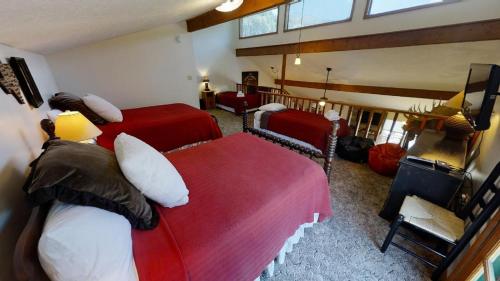Whispering Pines - On the River - Great Views - Satellite - WiFi - Great Outdoor Deck! in Red River, USA