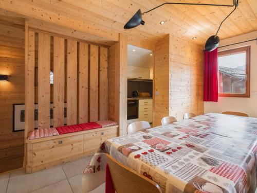 Chalet 4 chambres, proche pistes, parking, pour 8 personnes - FR-1-566-67 in Meribel Village