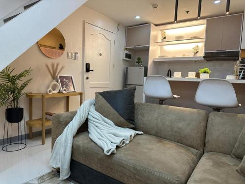 Cylo's Place Spacious 2BR Apt linked to MRT Station near GMA 7, Manila