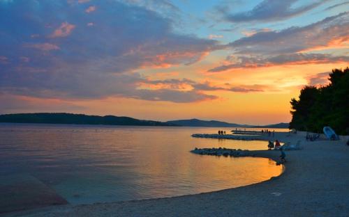 Violeta - Studio apartman - 50 m from the beach in Okrug Gornji