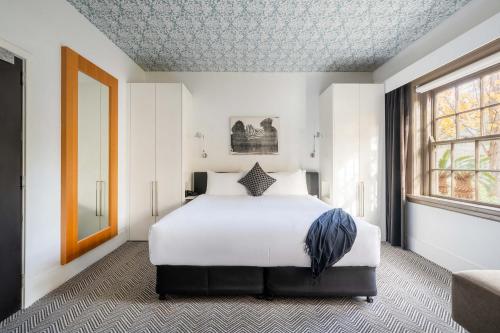 客室内ベッド, Peppers Gallery Hotel Canberra near キャンベラ・アンド・リージョン・ビジターズ・センター