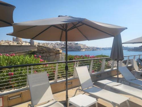 Spacious Triplex Penthouse with Resident's Pool