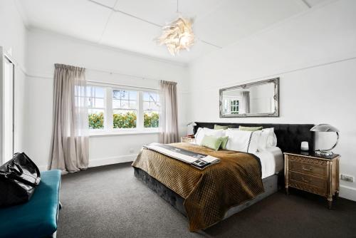 Stunning home - Walk to beach in Newport