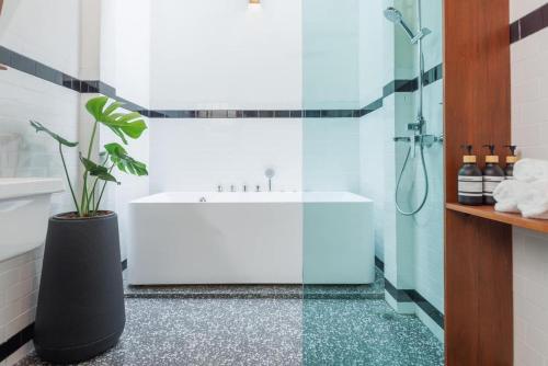 Baanrongmai Canal Front