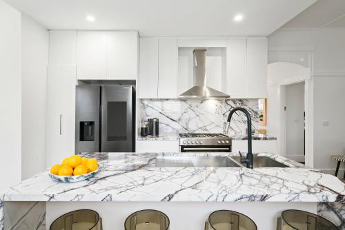 مطبخ, Stunning home - Walk to beach in Newport