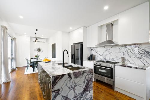 مطبخ, Stunning home - Walk to beach in Newport