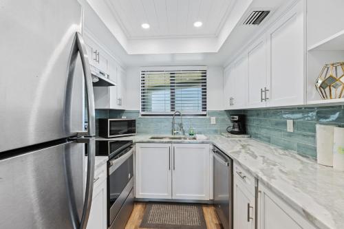 New Updated Ocean view Top Floor Pool Trillium 802 in New Smyrna Beach, USA