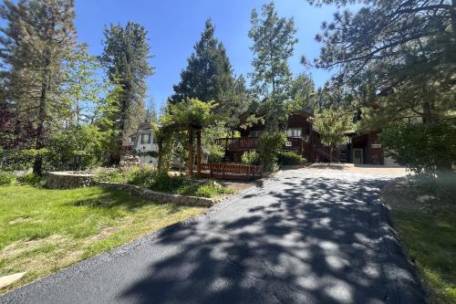 Roosters Den in Big Bear Lake, USA