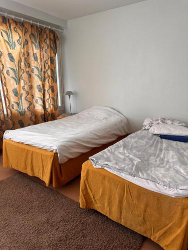 2 twin beds