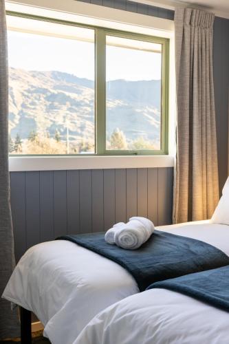 2 twin beds