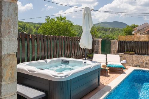 Iekārtas, Villa Old House I Hot tub and pool, near Imotski in Šumet