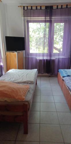 1 double bed, 4 twin beds