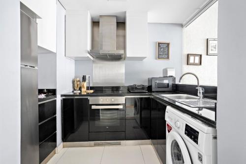 Ultra-Modern Luxurious 1BR In Marina-Damac Heights - image 4