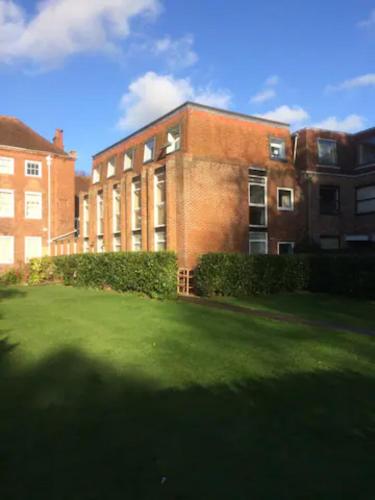 Picture of Chichester Holiday Properties - Quiet Retreat City Centre Apartment