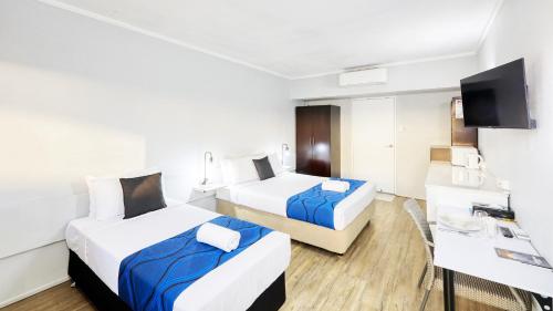 1 double bed, 1 twin bed