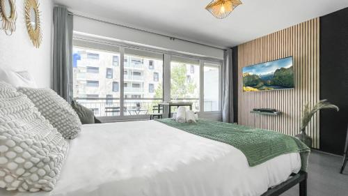 ห้องส่วนกลางสำหรับนั่งเล่น/ดูทีวี, Homey Garden - Parking Gratuit, Balcon, Proche Tram, Netflix in อาบิลิ