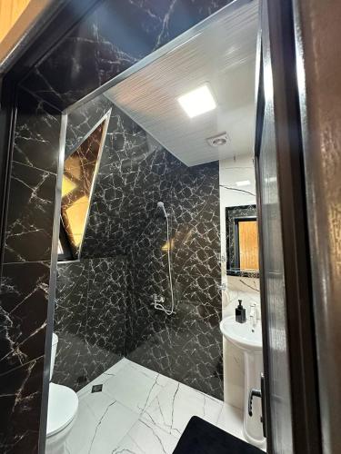 Zuhanyzó, Triangle house in Areni