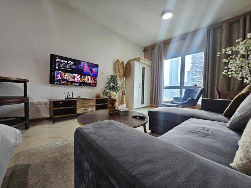 Stunning Apartment, Partial Sea View, Canal Marina View, 5 min walk To JBR Beach and METRO, Dubai