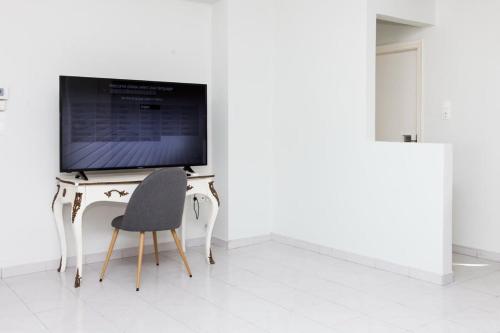 Modern apt in heart of Paleo Faliro - image 6