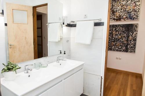 Experience Luxury and Comfort in the Heart of Kolonaki - image 2