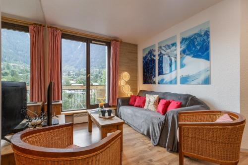 Apartment with Mountain View