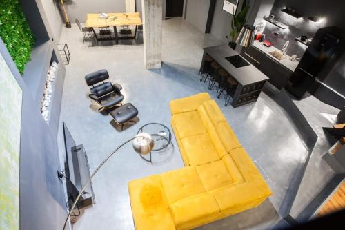 Stylish Industrial Loft next to Acropolis Museum - image 7