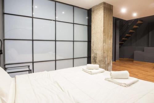 Stylish Industrial Loft next to Acropolis Museum - image 12