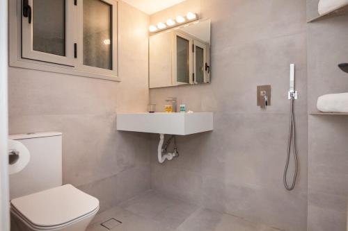 Modern new Comfort 2 Bd apt In Athens Centre - image 3