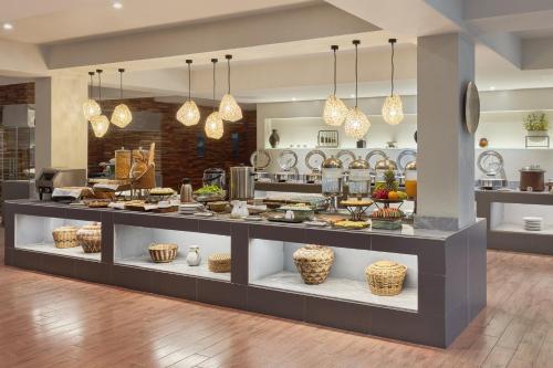 Holiday Inn and Suites Batangas Limapark By IHG - 레스토랑