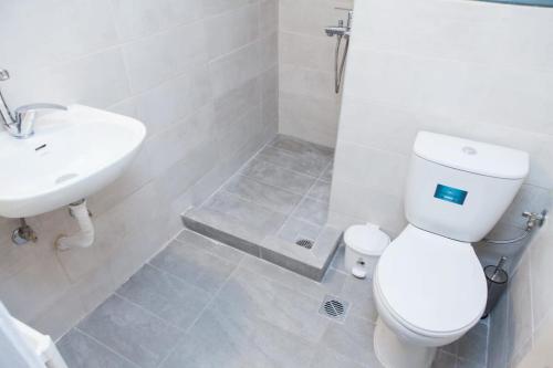 Cosy 2 Bd apt near Metaxourgio Area - image 3