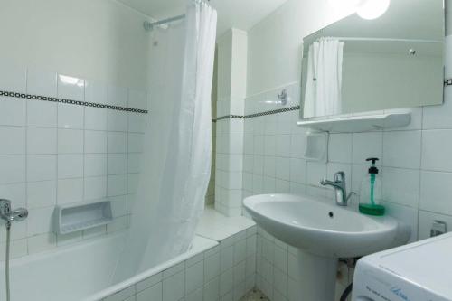 Koukaki Vintage Look 2BR Apt with Balcony - image 3