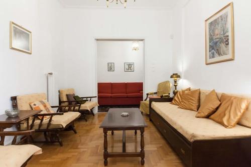 Koukaki Vintage Look 2BR Apt with Balcony - image 7