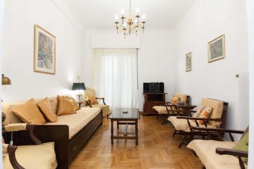 Koukaki Vintage Look 2BR Apt with Balcony - image 4